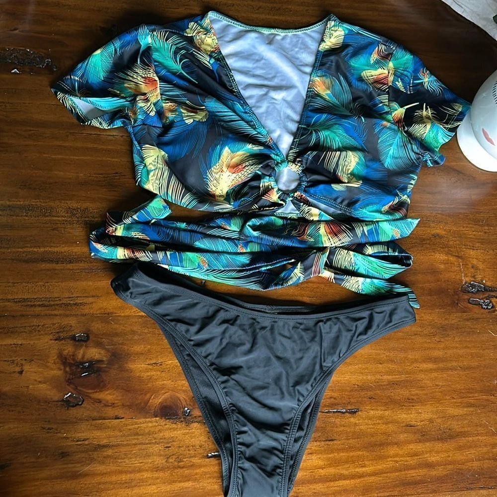 Biquíni top shirt with back straps and 2 bottoms Sz m never used